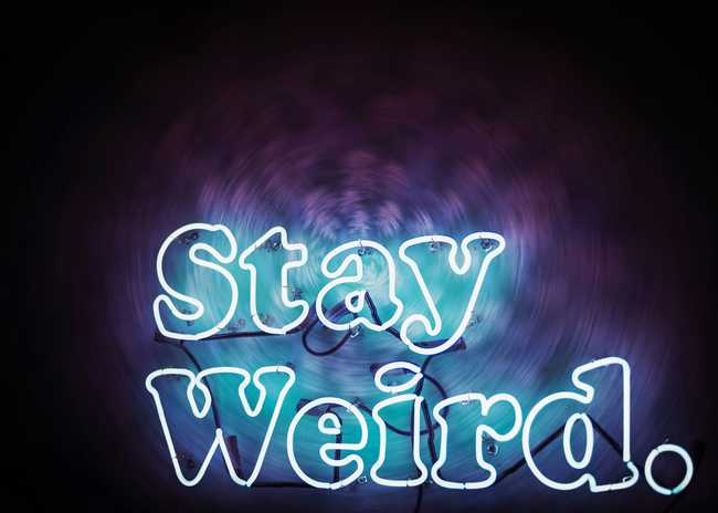 Stay Weird 간판